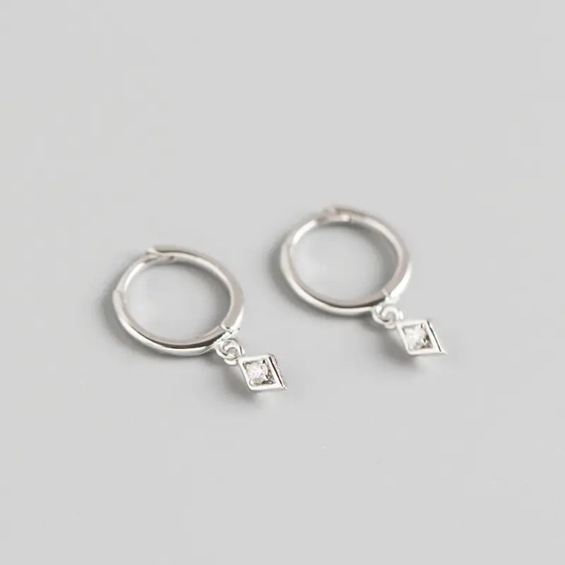 S925 Zilveren Minimalistische Geometrische Oorknopjes met Diamanten – Modern & Elegant