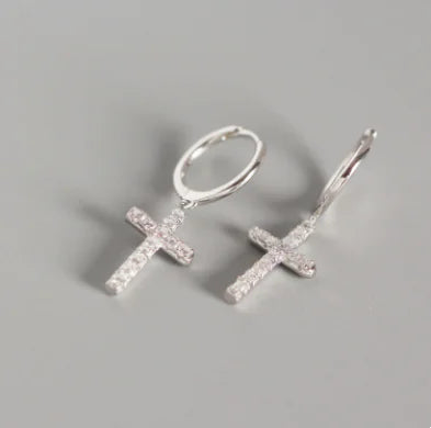 S925 Sterling Zilveren Kruis Oorbellen met Diamanten – Tijdloze Spirituele Elegantie