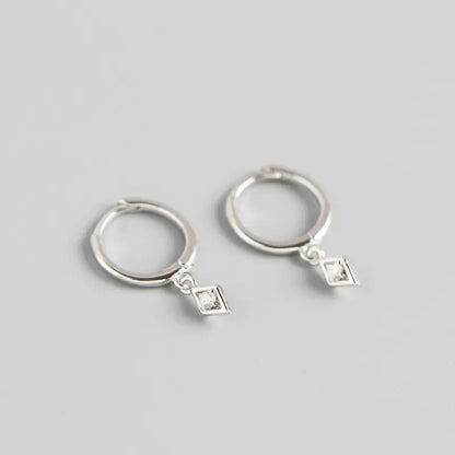 S925 Zilveren Minimalistische Geometrische Oorknopjes met Diamanten – Modern & Elegant