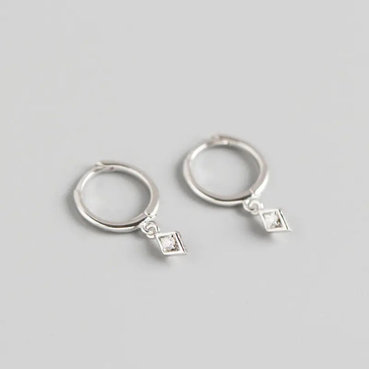 S925 Zilveren Minimalistische Geometrische Oorknopjes met Diamanten – Modern & Elegant